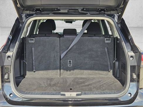 Used 2021 Toyota Highlander LE FWD image 7