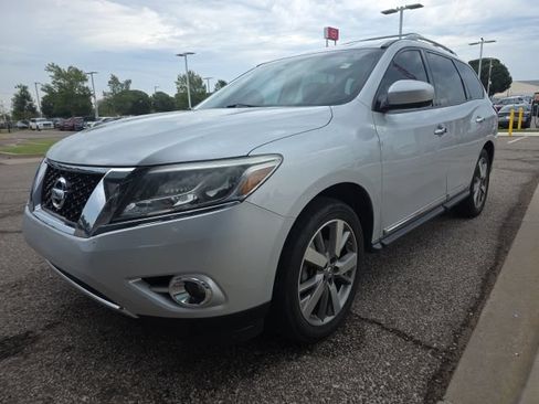 Used 2013 Nissan Pathfinder Platinum FWD image 3