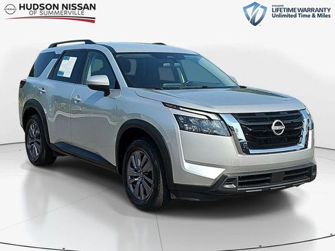 Used 2024 Nissan Pathfinder SV FWD image 1