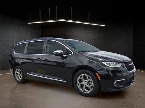 Used 2023 Chrysler Pacifica Limited FWD image 1