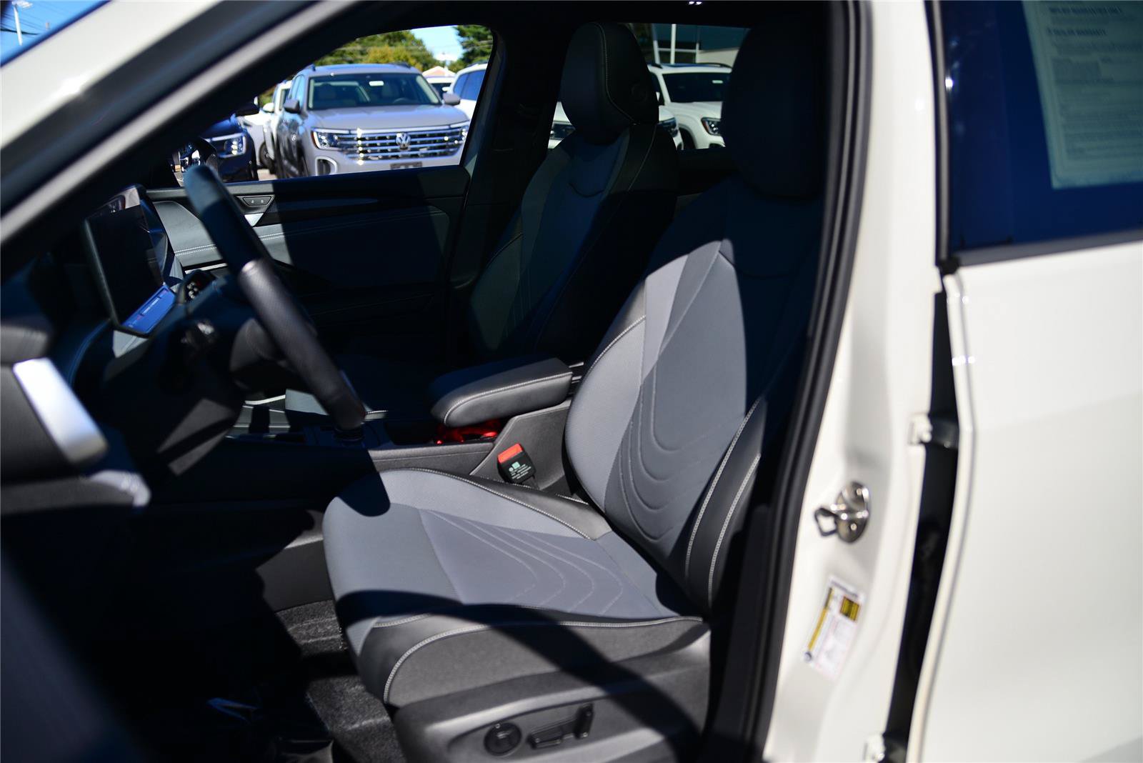 Certified 2025 Volkswagen Tiguan SE R-Line AWD/4WD image 22
