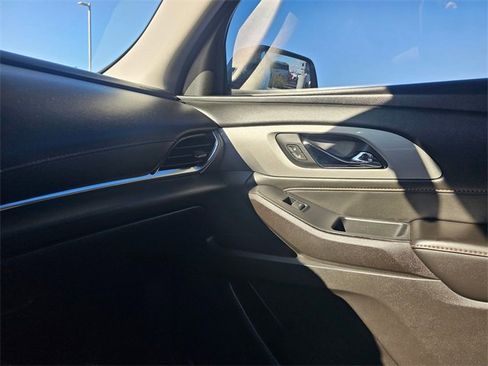 Used 2021 Chevrolet Traverse LT image 26