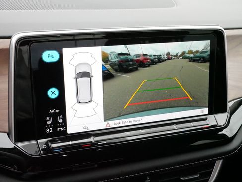 Certified 2024 Volkswagen Atlas SE image 32