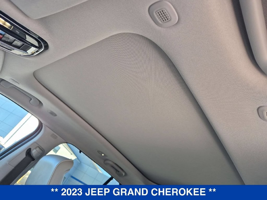 Used 2023 Jeep Grand Cherokee Summit w/ Adv Protech Group IV AWD/4WD image 17