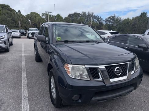 Used 2019 Nissan Frontier SV image 2