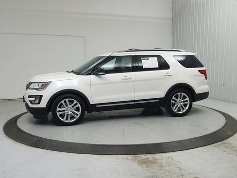 Used 2017 Ford Explorer XLT w/ Equipment Group 202A FWD image 4