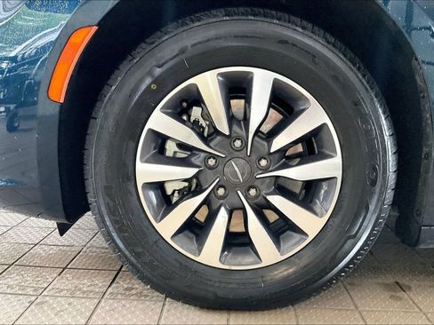 Used 2023 Chrysler Pacifica Touring-L FWD image 33