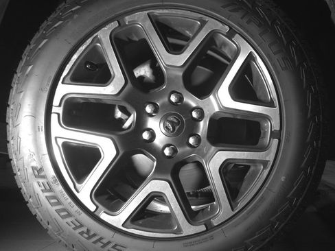 Used 2025 RAM 1500 Laramie AWD/4WD image 9