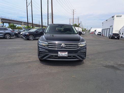 Certified 2022 Volkswagen Tiguan SE w/ Panoramic Sunroof Package image 2
