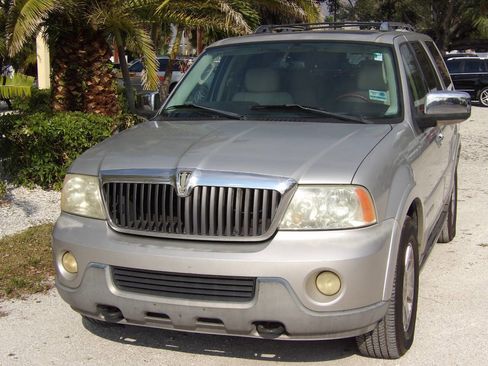 Used 2003 Lincoln Navigator Luxury image 2