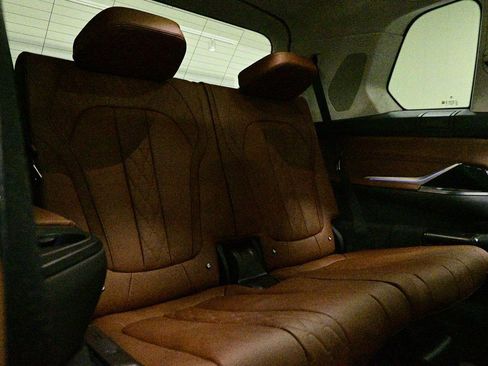 Used 2025 BMW X7 M60i image 17