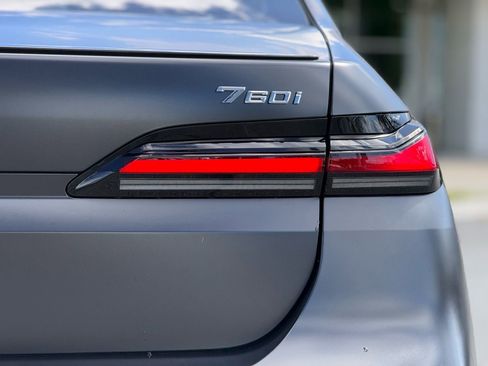 Used 2025 BMW 760i xDrive w/ Premium Package image 16