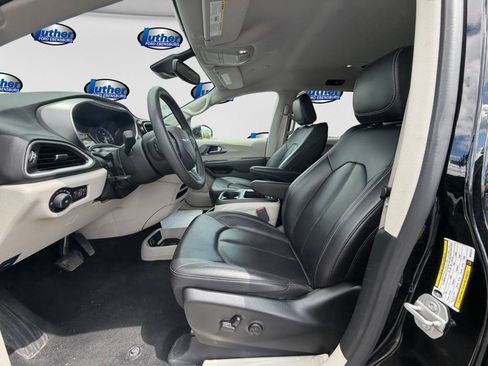 Used 2024 Chrysler Pacifica Touring-L FWD image 17