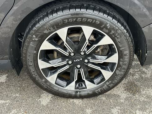 Used 2024 Kia Carnival EX FWD image 5
