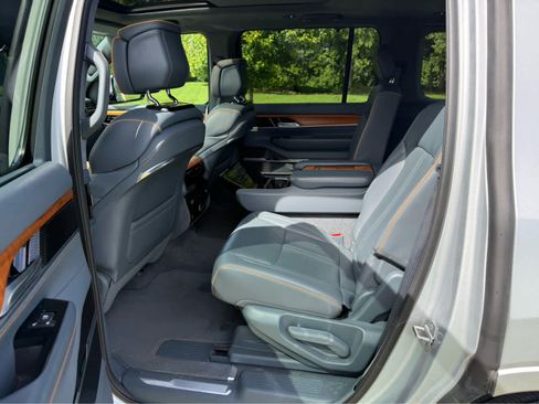 Used 2022 Jeep Grand Wagoneer Series II AWD/4WD image 12