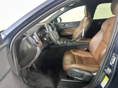 Used 2022 Volvo XC60 B5 Momentum image 11