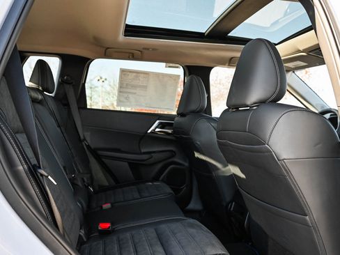 New 2025 Mitsubishi Outlander SE image 12