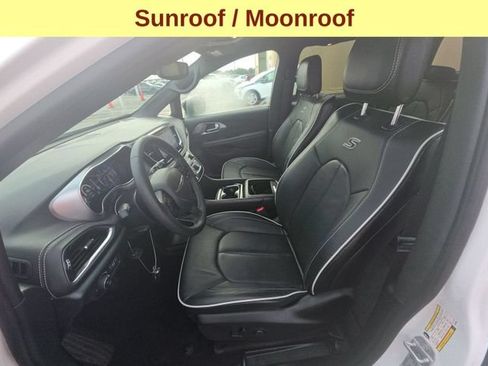 Used 2025 Chrysler Pacifica Limited AWD/4WD image 5