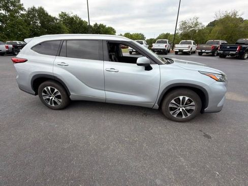 Used 2020 Toyota Highlander XLE FWD image 17