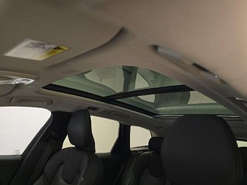 Used 2021 Volvo XC60 T5 Momentum w/ Advanced Package image 7