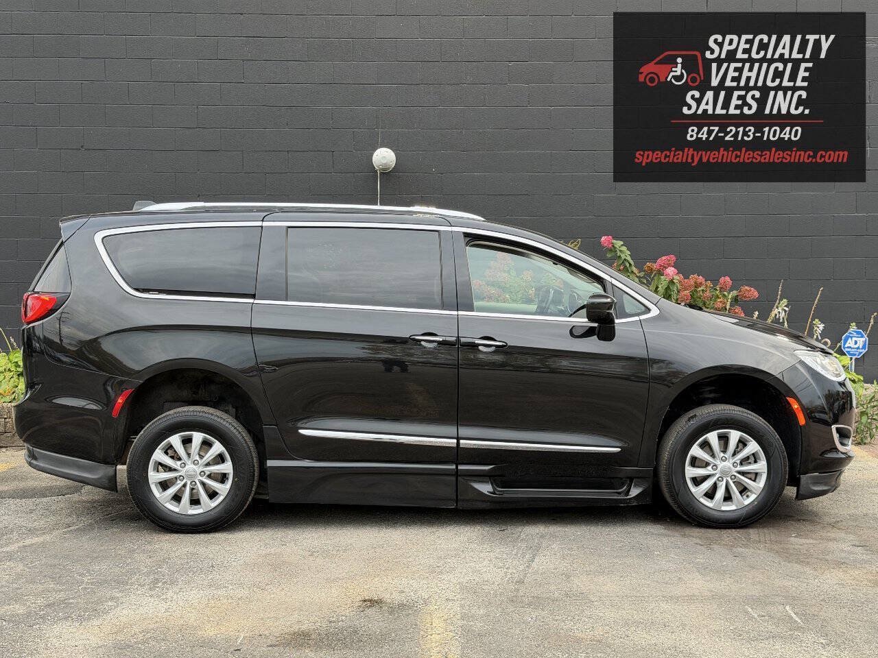 Used 2018 Chrysler Pacifica Touring-L FWD image 4