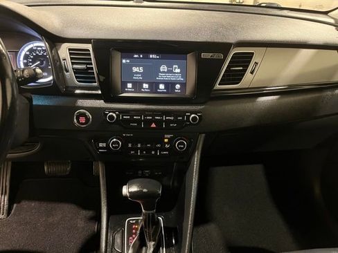 Used 2018 Kia Niro EX image 31