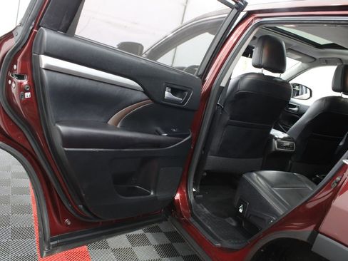 Used 2017 Toyota Highlander XLE image 18