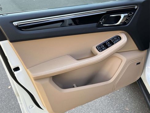 Used 2025 Porsche Macan image 16
