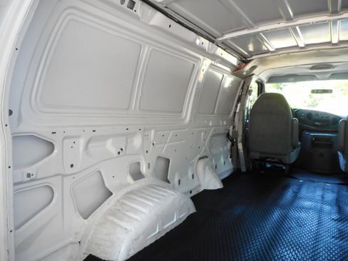 Used 2004 Ford E-350 and Econoline 350 Super Duty RWD image 17