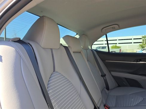 Used 2021 Toyota Camry SE image 18