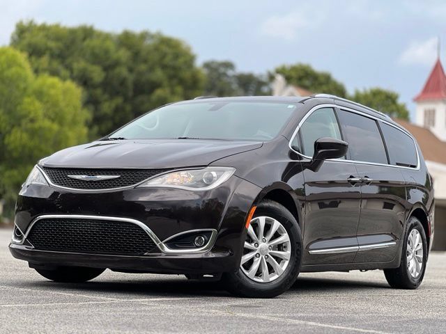 Used 2018 Chrysler Pacifica Touring-L FWD image 1
