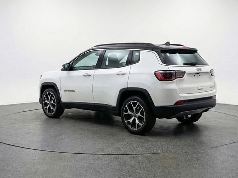Used 2025 Jeep Compass Limited image 5