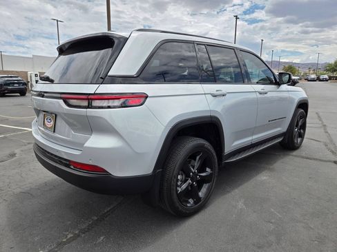 Used 2024 Jeep Grand Cherokee Altitude AWD/4WD image 6