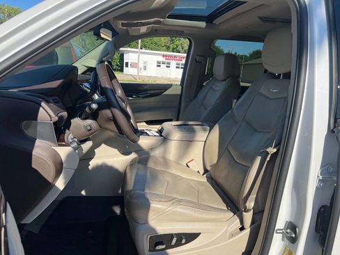 Used 2017 Cadillac Escalade ESV Luxury image 9