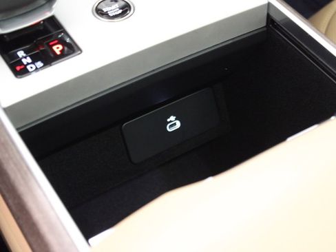 Used 2025 Land Rover Range Rover SE image 32