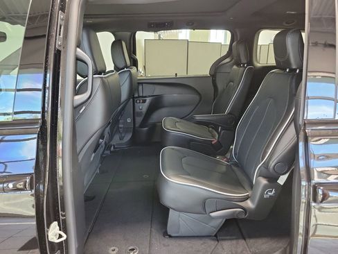 New 2026 Chrysler Pacifica Limited w/ S Appearance Package AWD/4WD image 12