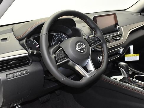 Used 2025 Nissan Altima 2.5 SR FWD image 16