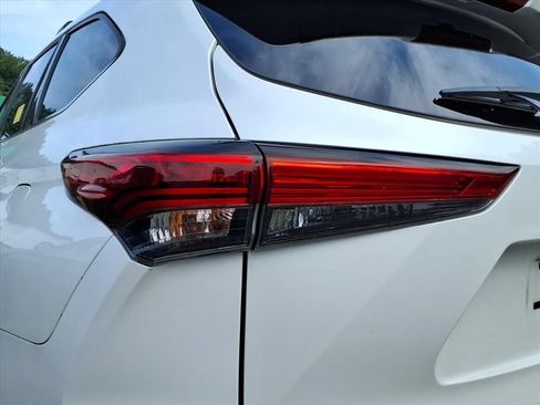 Used 2022 Toyota Highlander Platinum AWD/4WD image 9