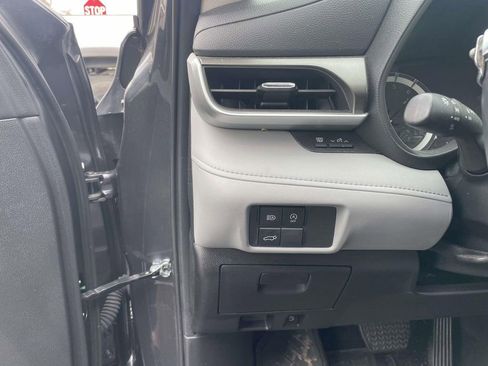 Used 2024 Toyota Highlander LE image 32