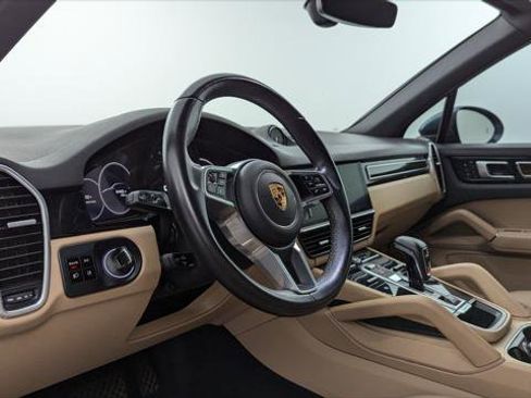 Used 2019 Porsche Cayenne w/ Premium Package image 23