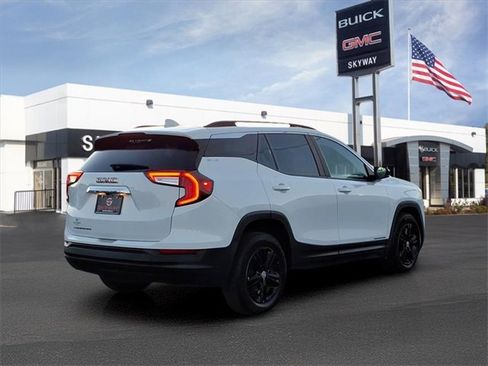Used 2022 GMC Terrain SLE w/ Driver Convenience Package image 4