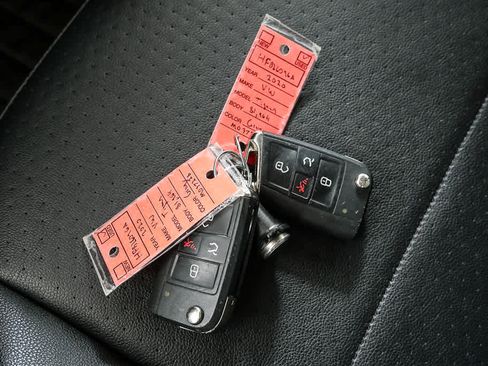 Used 2020 Volkswagen Tiguan SE image 38