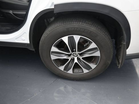 Used 2023 Toyota Highlander XLE AWD/4WD image 13