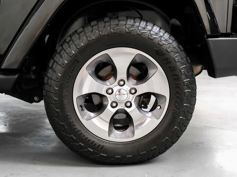 Used 2017 Jeep Wrangler Sahara w/ Connectivity Group AWD/4WD image 37