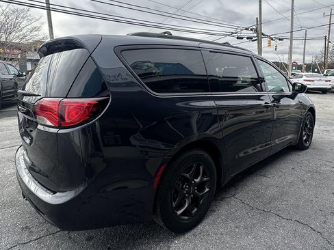 Used 2020 Chrysler Pacifica Touring-L image 4