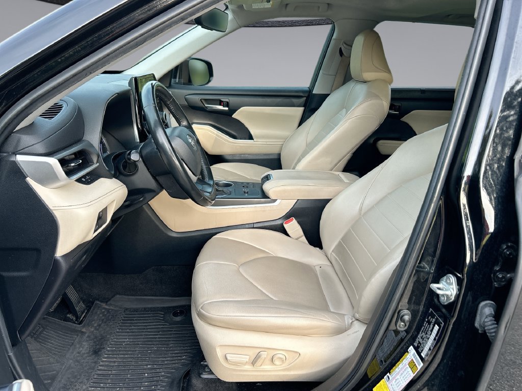 Used 2023 Toyota Highlander XLE FWD image 11