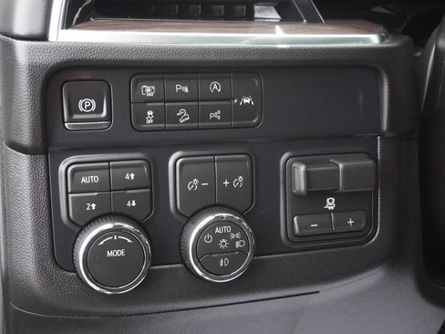 Used 2026 Chevrolet Suburban Z71 w/ Comfort Package AWD/4WD image 24