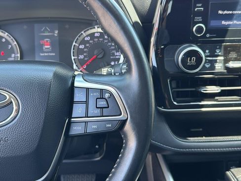 Used 2021 Toyota Highlander LE FWD image 19