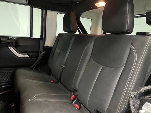 Used 2017 Jeep Wrangler Unlimited Rubicon w/ Connectivity Group AWD/4WD image 39