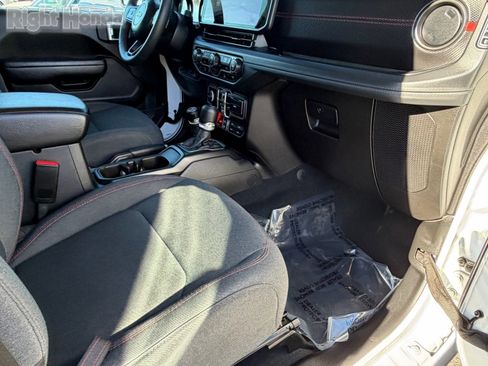 Used 2024 Jeep Wrangler Rubicon image 13